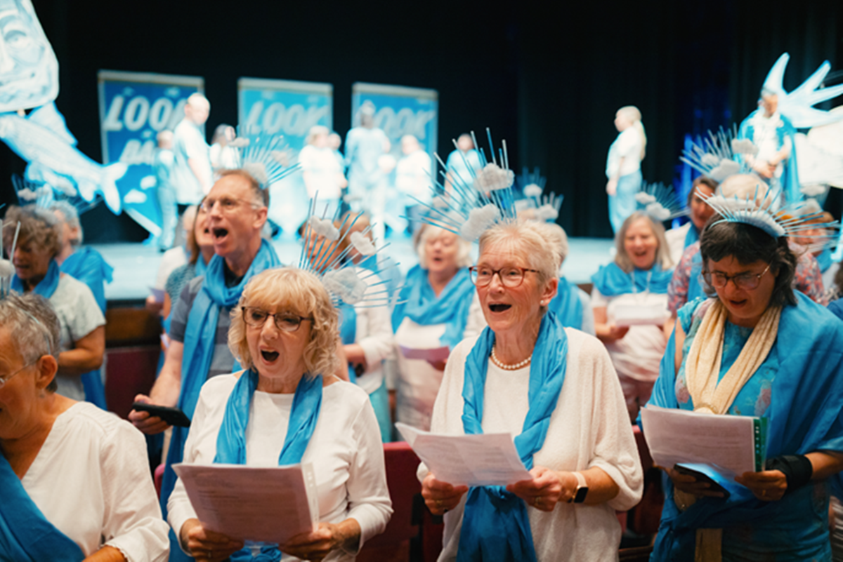 Intergenerational choir at hat fair
